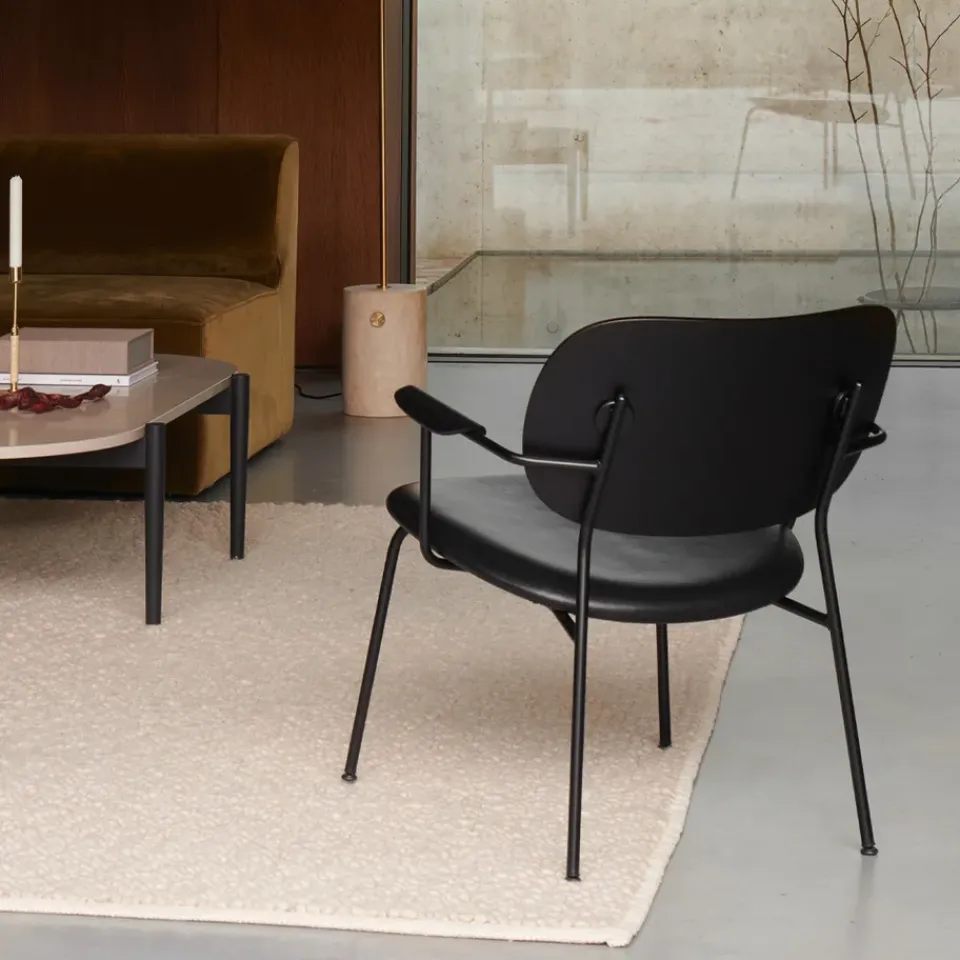 Sillón Co, Cuero dakar 0842 black, respaldo y brazo roble oscuro, base negra*Audo Copenhagen Clearance
