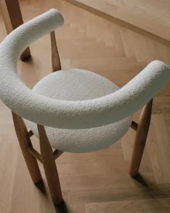 Sillón con reposabrazos Bukowski tapizado, Roble, Lana Barnum*New Works Clearance