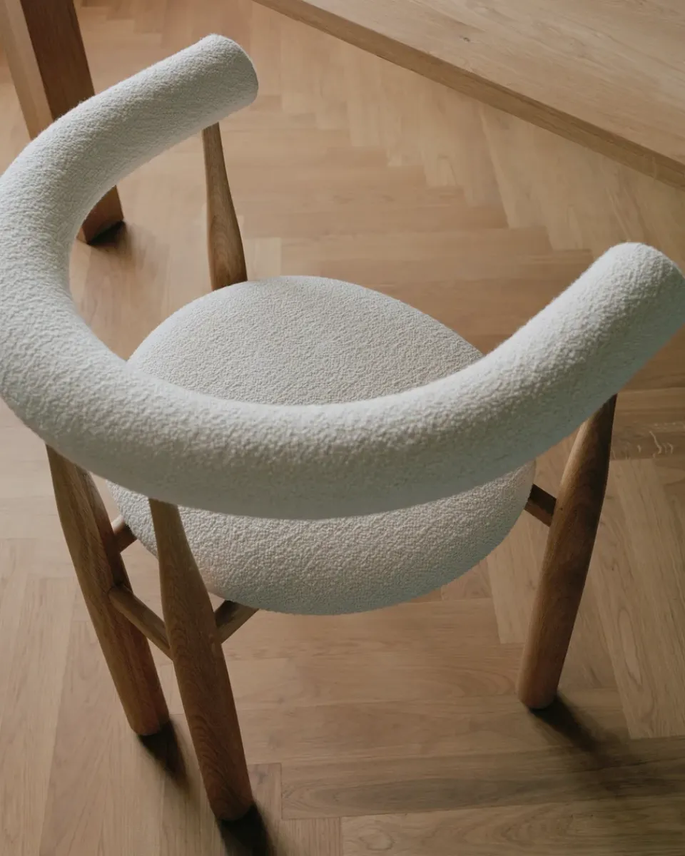Sillón con reposabrazos Bukowski tapizado, Roble, Lana Barnum*New Works Clearance