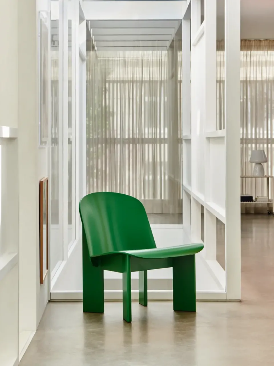 Sillón lounge Chisel, a lacada color intenso*HAY Hot