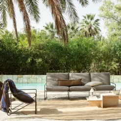 Sofá de 2 plazas Desert, Tela dark sand, base negra*Ferm Living Best