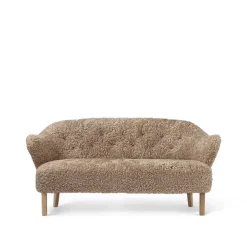 Sofá de 2,5 plazas Ingeborg, Piel de oveja sahara, patas roble natural*Audo Copenhagen Clearance
