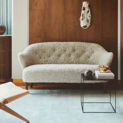 Sofá de 2,5 plazas Ingeborg, Piel de oveja sahara, patas roble ahumado*Audo Copenhagen Sale