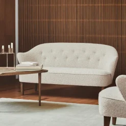 Sofá de 2,5 plazas Ingeborg, Piel de oveja moonlight-patas roble ahumado*Audo Copenhagen Sale