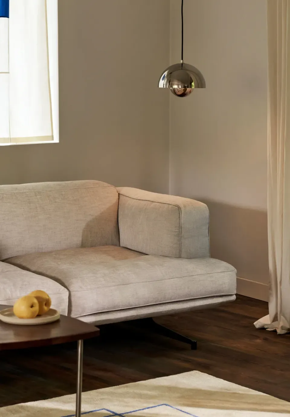 Sofá Inland AV22 2 plazas, Clay 0011-warm black*&Tradition