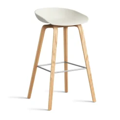 Taburete alto About a Stool 32 con base de roble lacado 2.0, Melange cream–soporte de acero inoxidable*HAY Hot