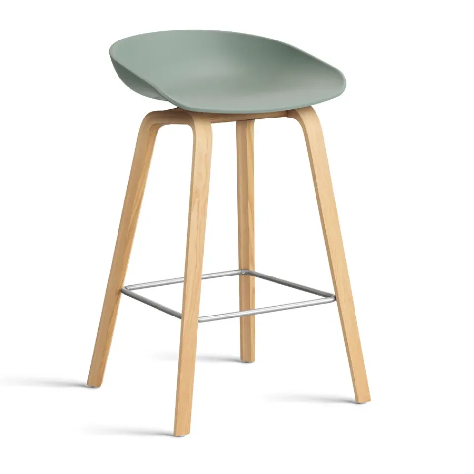 Taburete bajo About a Stool 32 con base de roble lacado 2.0, Fall green-soporte de acero inoxidable*HAY