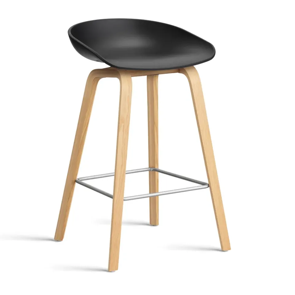 Taburete bajo About a Stool 32 con base de roble lacado 2.0, Soporte de acero inoxidable*HAY Hot