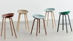 Taburete bajo About a Stool 32 con base de roble lacado 2.0, Soporte de acero inoxidable*HAY Hot