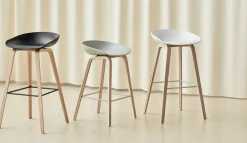 Taburete bajo About a Stool 32 con base de roble lacado 2.0, Melange cream-soporte de acero inoxidable*HAY Clearance