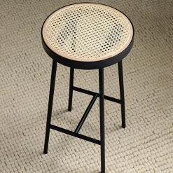 Taburete bar Be My Guest, Ratán, base de acero en color negro*Warm Nordic Outlet
