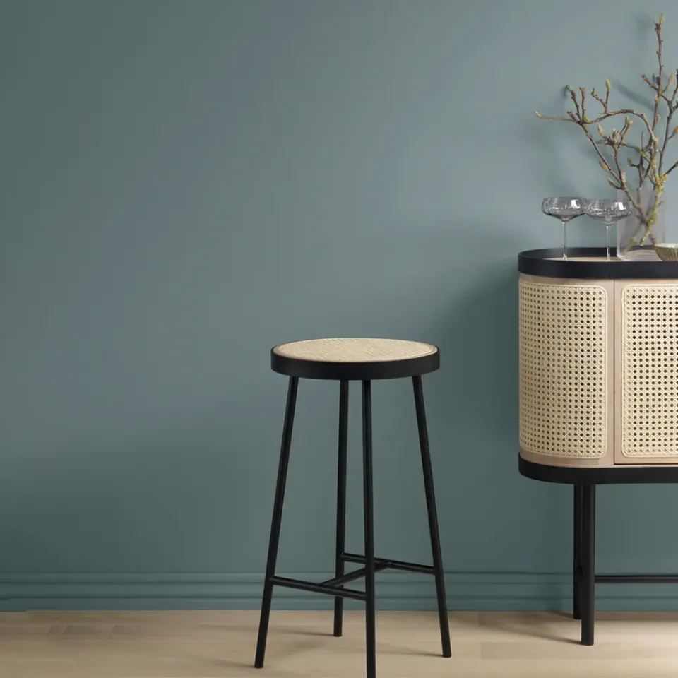 Taburete bar Be My Guest, Ratán, base de acero en color negro*Warm Nordic Outlet