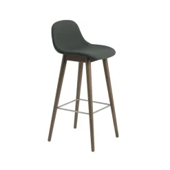 Taburete bar con respaldo Fiber 65 cm, Tela twill weave 990 dark green-patas de roble teñidas de marrón*Muuto New