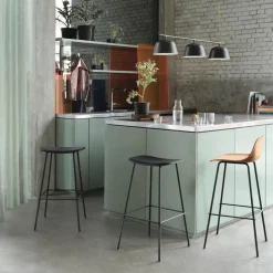 Taburete bar con respaldo Fiber Tube 65 cm, ockra-negro*Muuto Hot