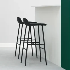 Taburete bar Form bajo, Green, patas de acero lacadas en*Normann Copenhagen Outlet