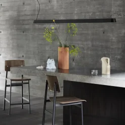 Taburete bar Loft, Oak, bajo, base de acero en color negro*Muuto