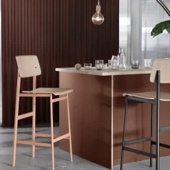 Taburete bar Loft, Oak, bajo, base de acero en color negro*Muuto