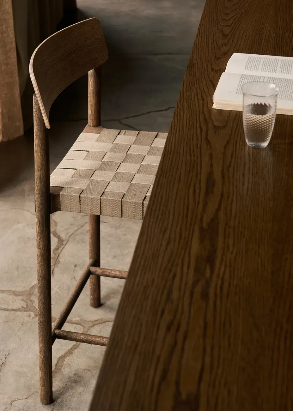 Taburete Betty TK12 Counter Chair 65 cm, Lino natural-roble ahumado*&Tradition Clearance
