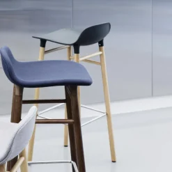 Taburete de bar Form Chair con patas de roble,*Normann Copenhagen Discount