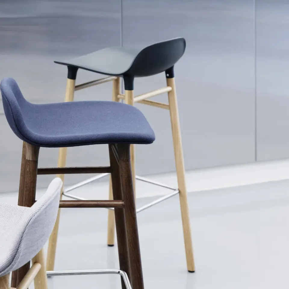 Taburete de bar Form Chair con patas de roble,*Normann Copenhagen Discount