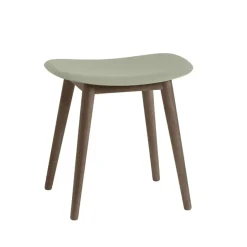 Taburete Fiber, Dusty green, patas de madera barnizadas en marrón oscuro*Muuto Online