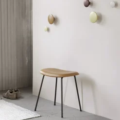 Taburete Fiber, Natural white, patas de roble*Muuto Online