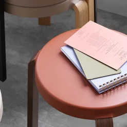 Taburete Tap, Sand, patas de roble*Normann Copenhagen Clearance
