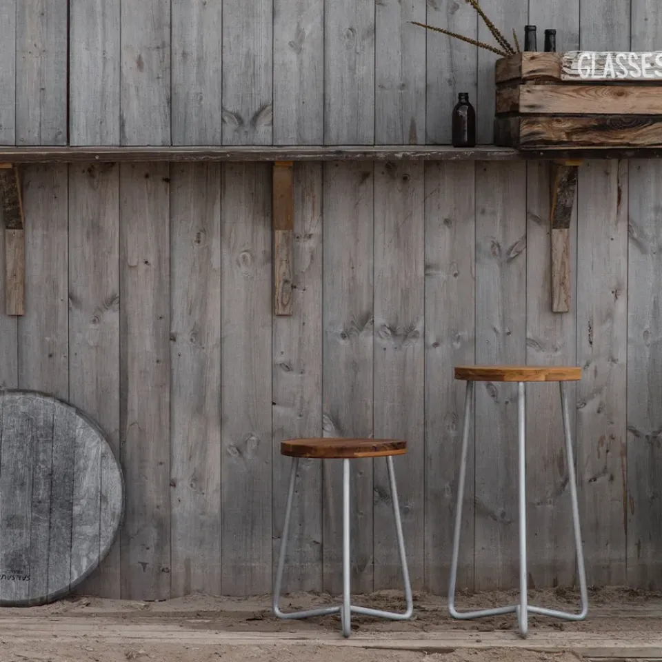 Taburete V-1, Teca-estructura de acero galvanizado en caliente, 63 cm*Grythyttan Stålmöbler Hot