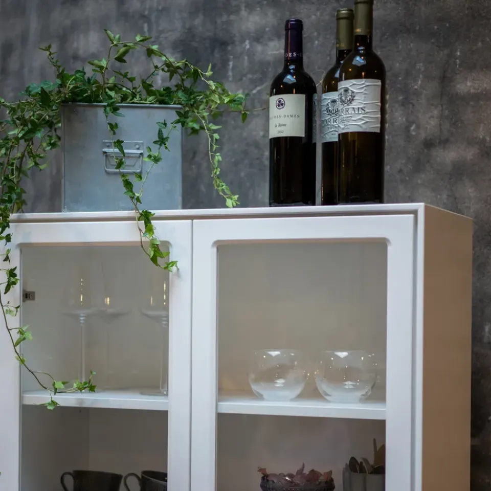 Vitrina Volt 190 cm lacado , Detalles en acero inoxidable*Mavis Outlet